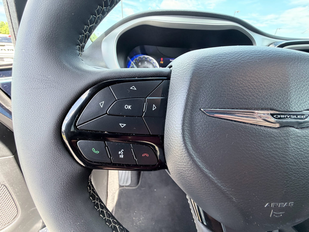 Used 2022 Chrysler Pacifica Touring FWD image 15