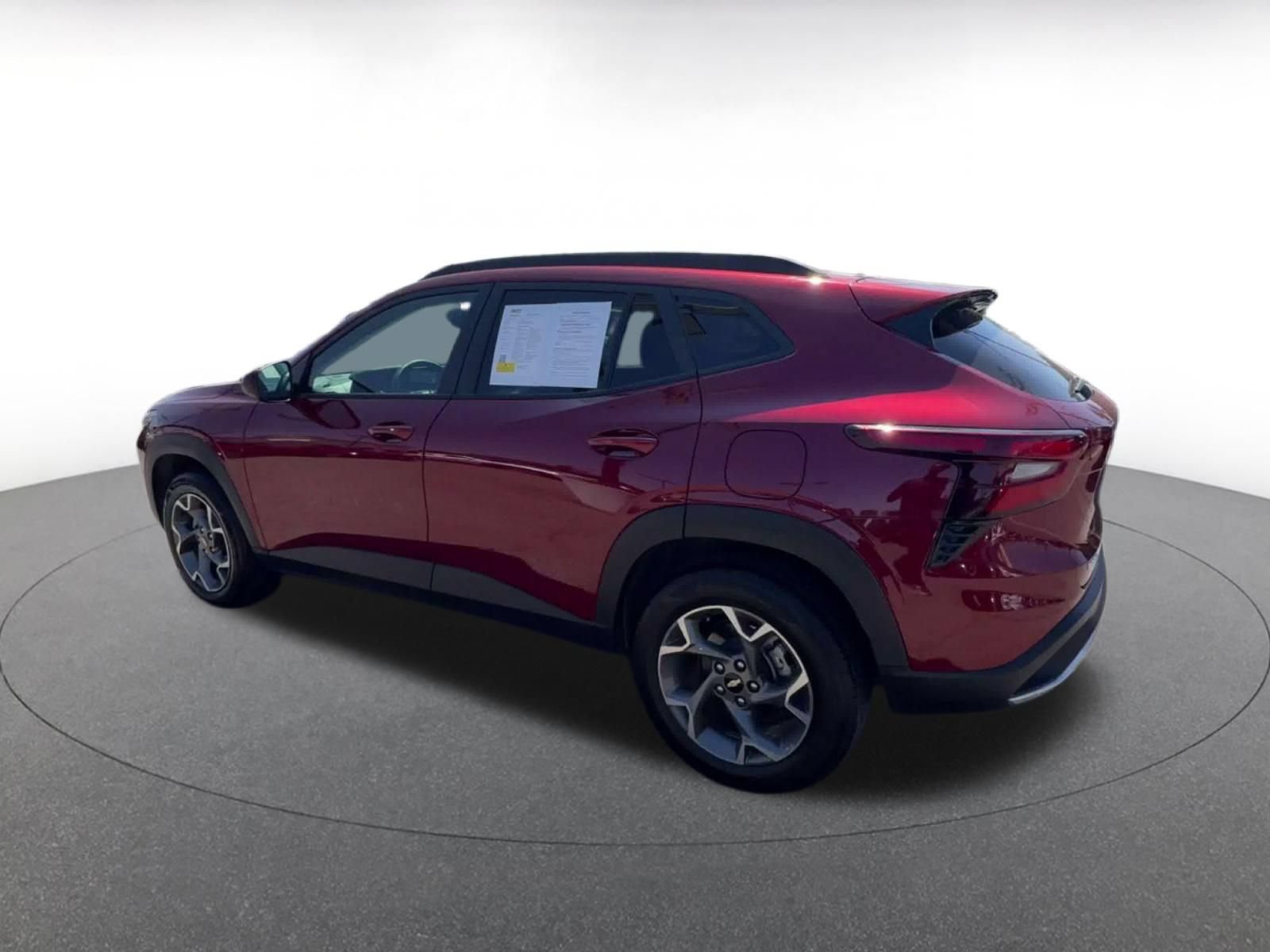 Used 2025 Chevrolet Trax LT w/ LT Convenience Package FWD image 9