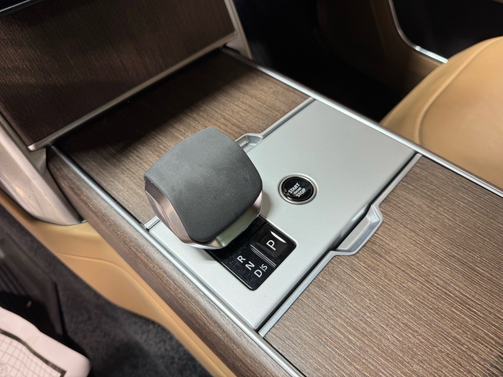 Used 2024 Land Rover Range Rover SE image 15