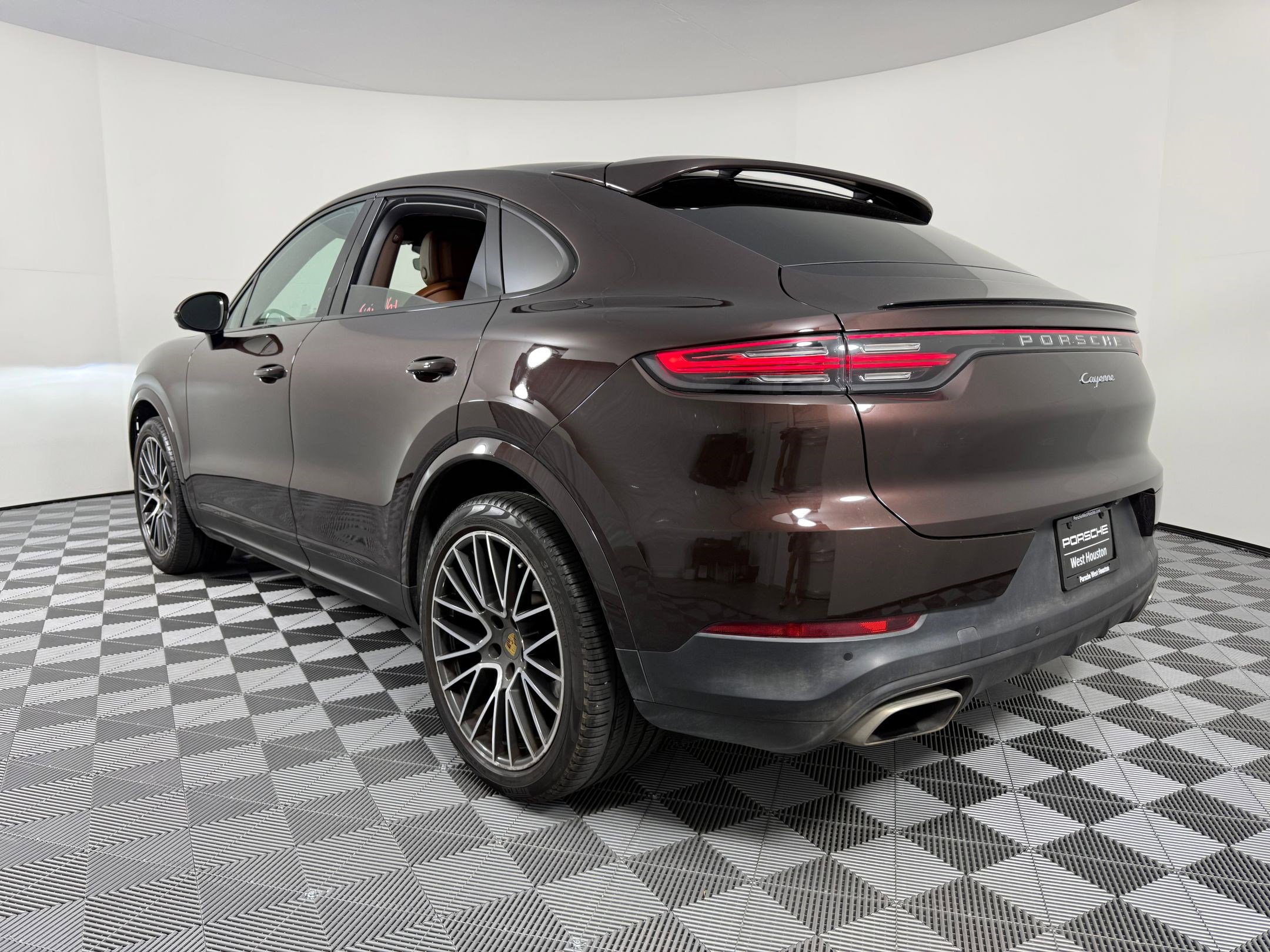 Certified 2023 Porsche Cayenne Platinum Edition image 3