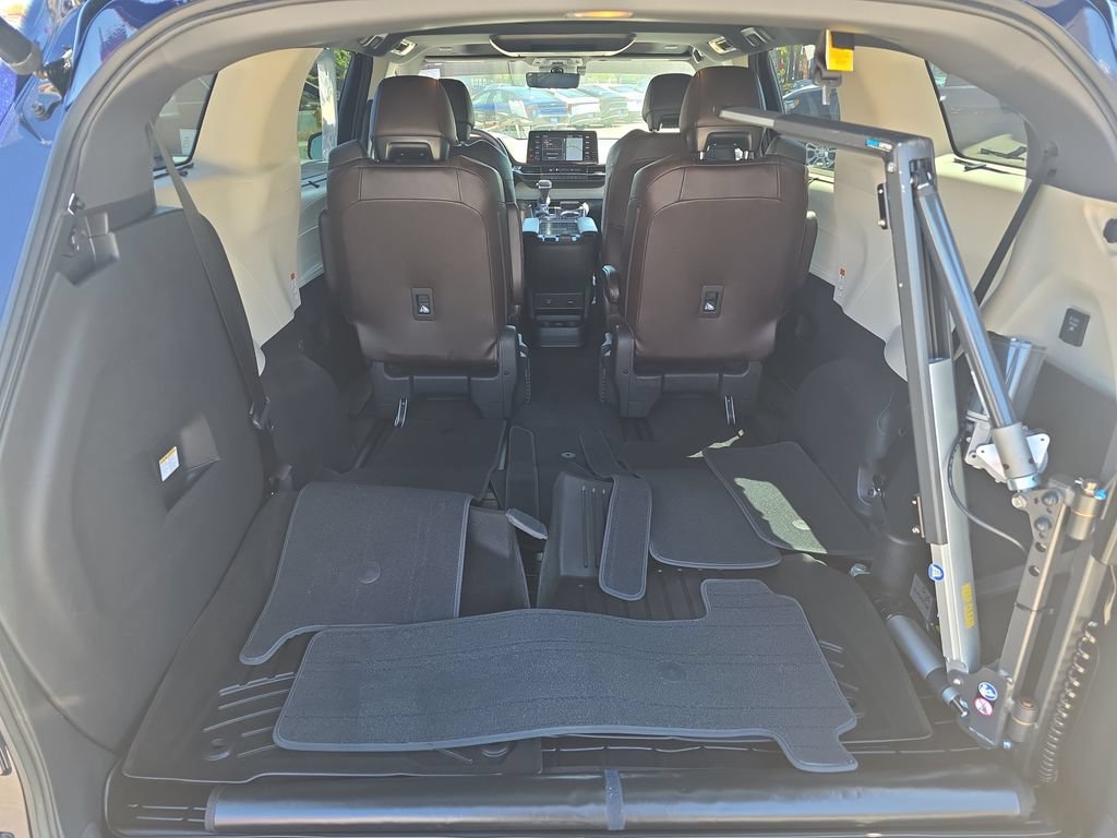 Used 2021 Toyota Sienna Platinum FWD image 22