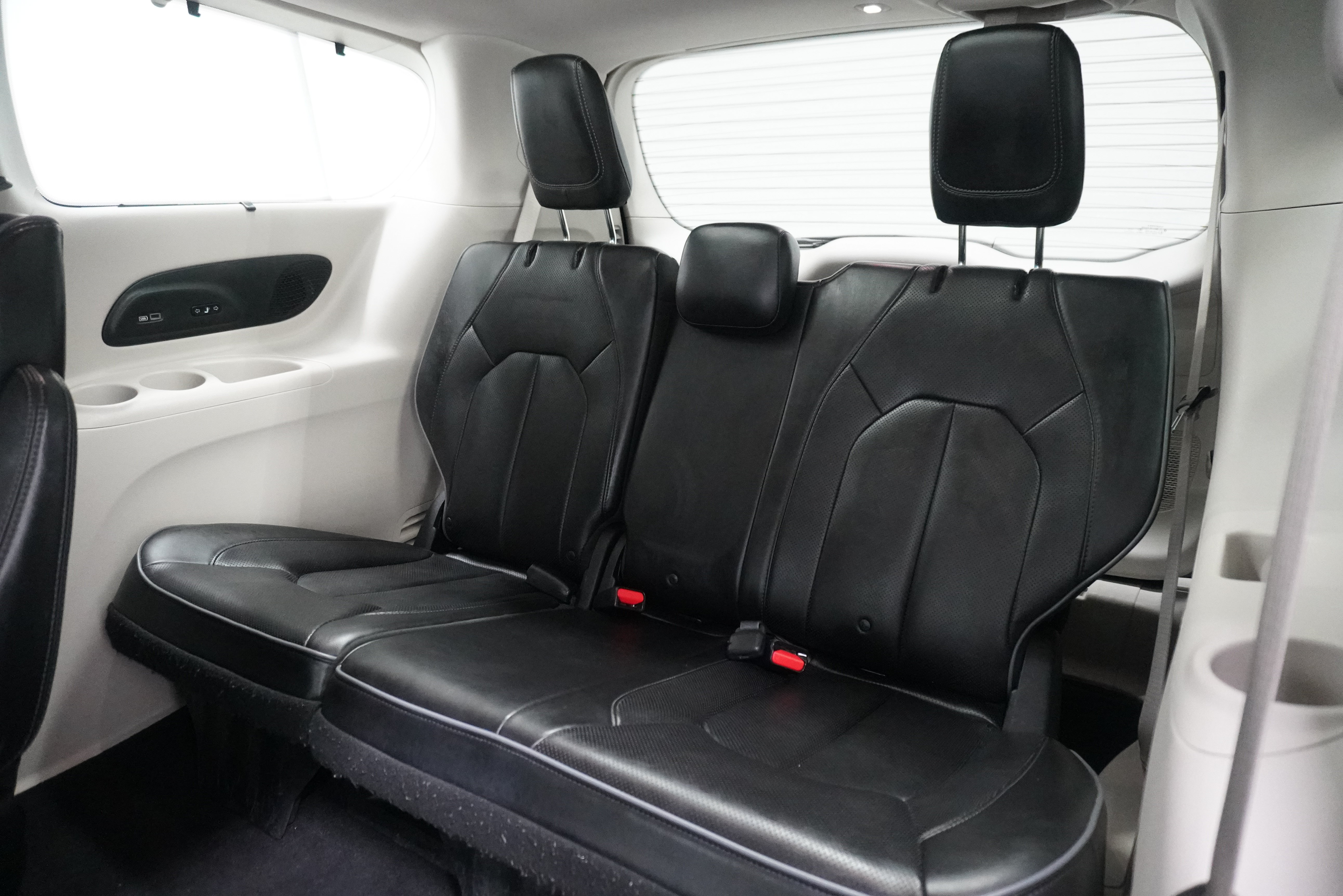Used 2018 Chrysler Pacifica Limited FWD image 13
