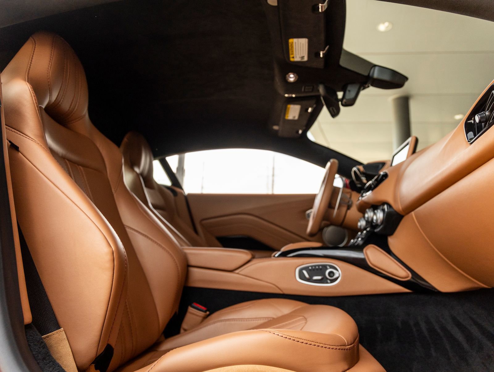 Used 2020 Aston Martin V8 Vantage Coupe RWD image 33