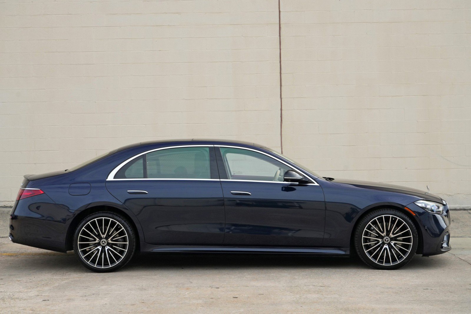 Used 2022 Mercedes-Benz S 580 4MATIC Sedan w/ AMG Line Package image 65