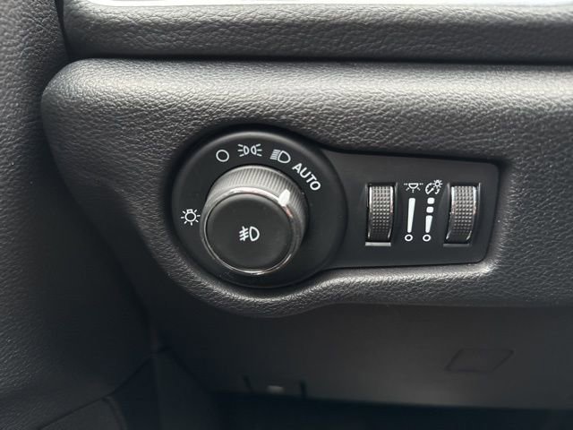 Used 2025 Chrysler Pacifica Limited FWD image 31