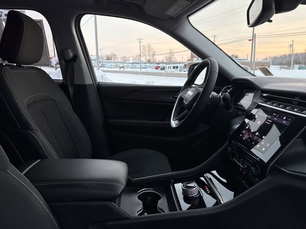 Used 2024 Jeep Grand Cherokee Laredo X image 44