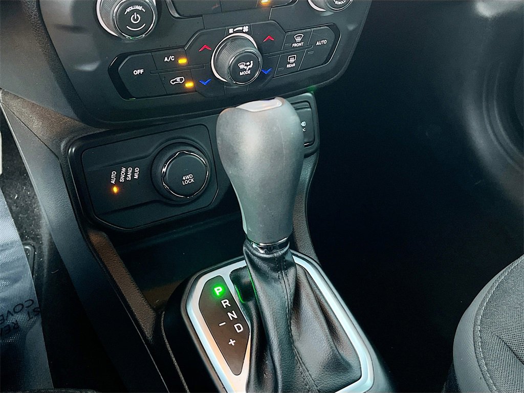 Used 2023 Jeep Renegade Latitude w/ Premium Group image 17