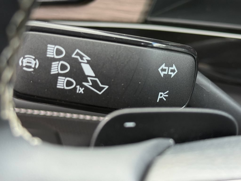 Used 2025 Volkswagen Atlas SEL AWD/4WD image 30
