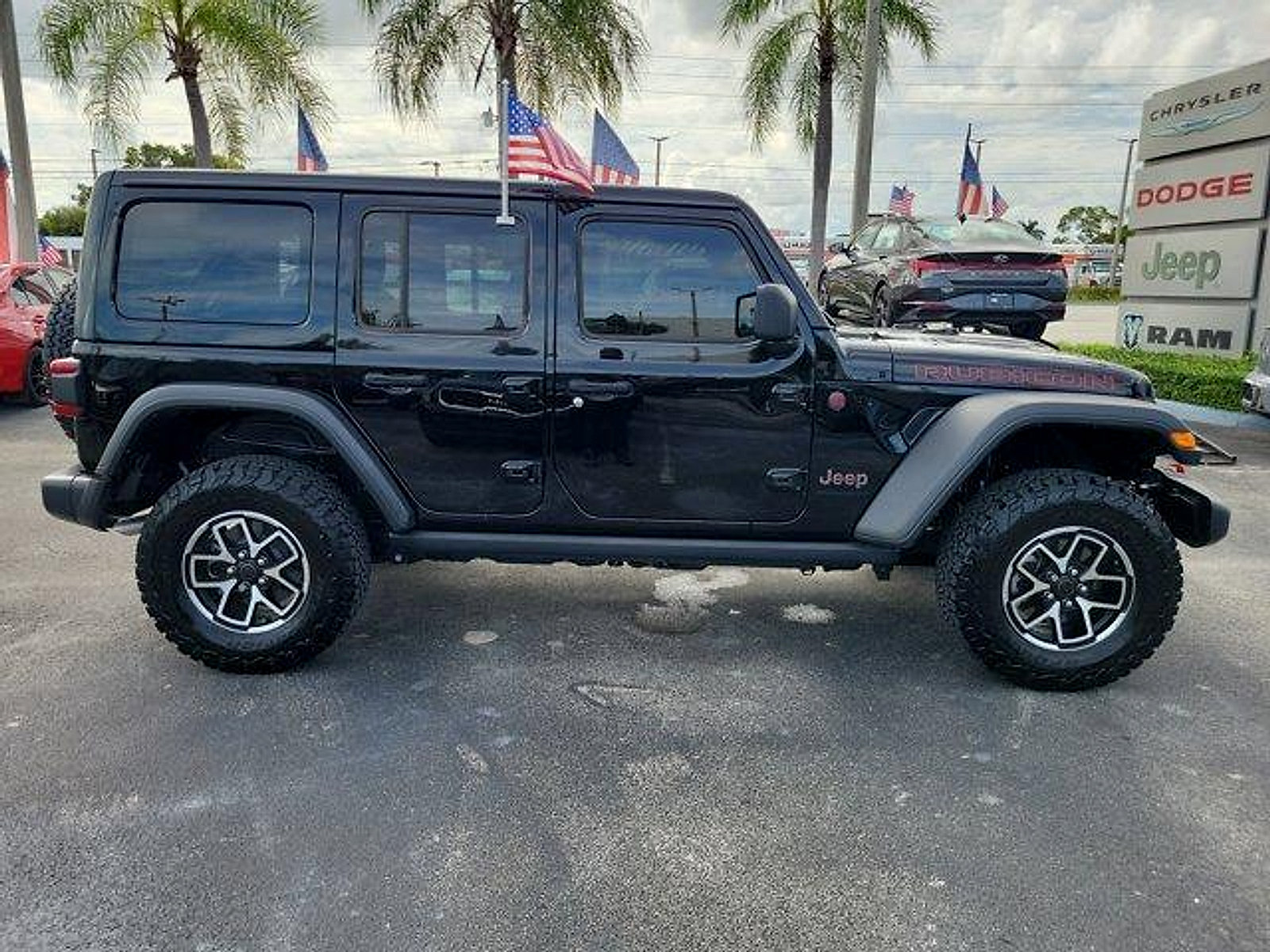 Used 2025 Jeep Wrangler Unlimited Rubicon w/ Convenience Group AWD/4WD image 8
