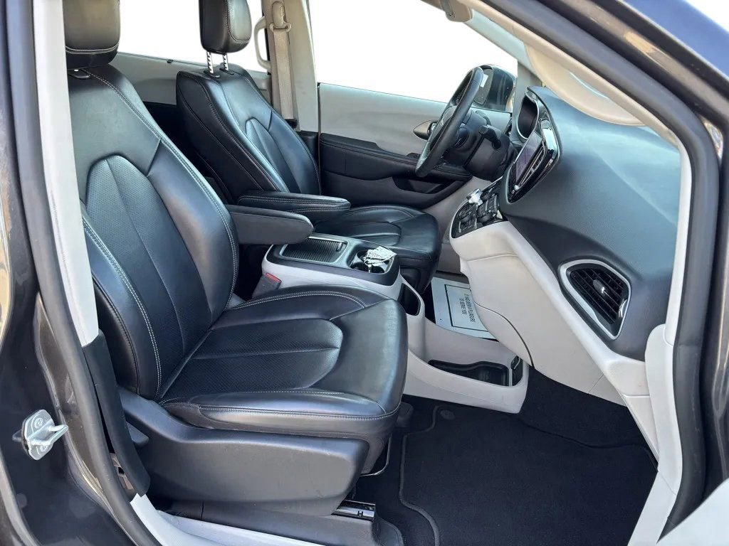 Used 2023 Chrysler Pacifica Touring-L image 28