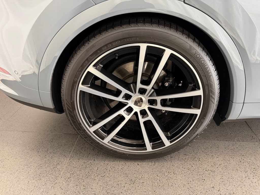 Certified 2025 Porsche Cayenne Turbo AWD/4WD image 12