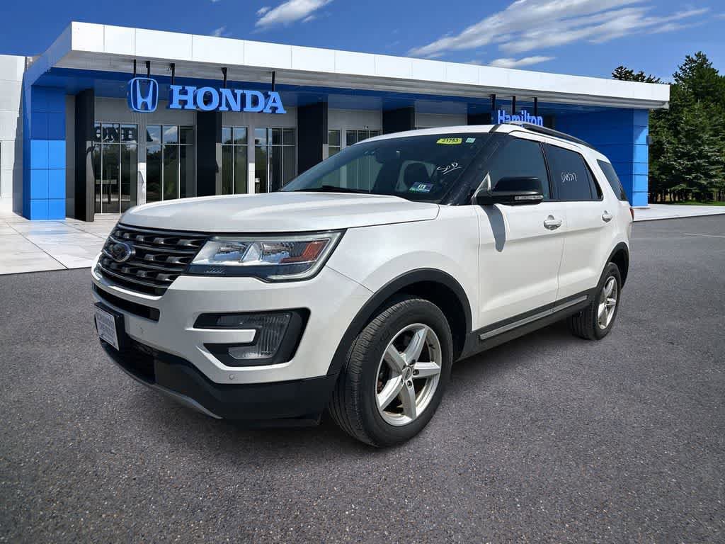 Used 2017 Ford Explorer XLT w/ Equipment Group 202A AWD/4WD image 1