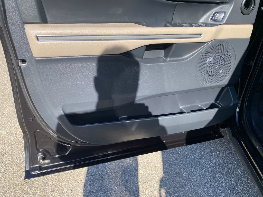 Used 2024 Ford Expedition Max XLT image 11