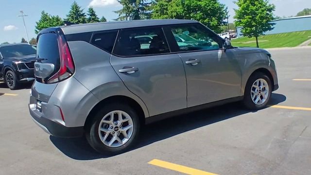 Certified 2025 Kia Soul LX w/ LX Technology Package FWD image 3