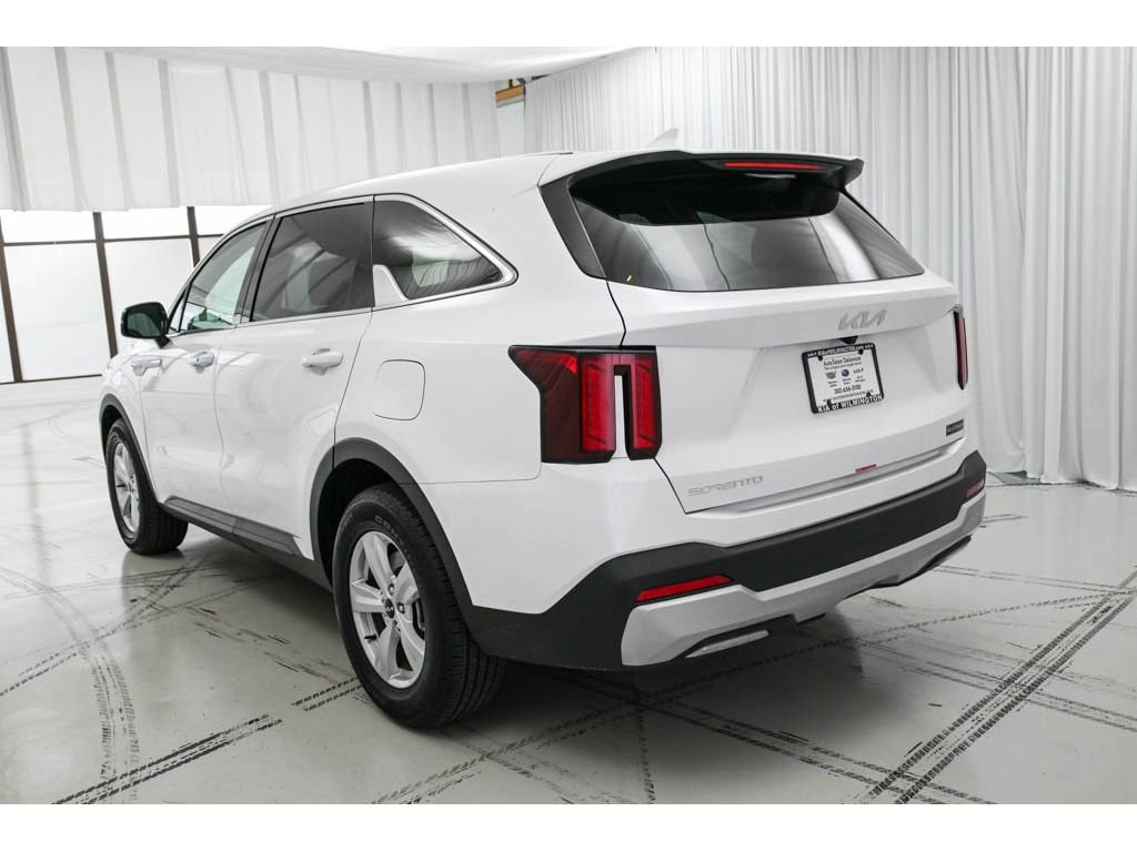Certified 2025 Kia Sorento LX image 5