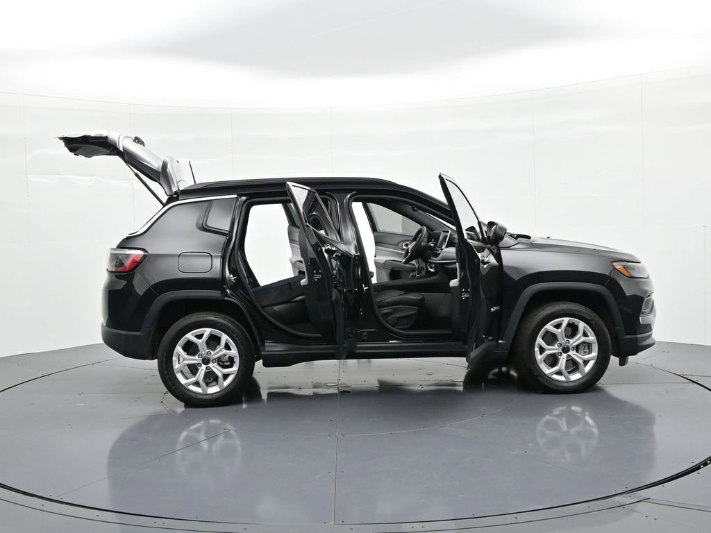 Used 2025 Jeep Compass Latitude w/ Convenience Group AWD/4WD image 29