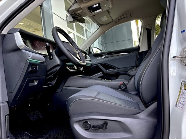 Used 2025 Volkswagen Tiguan SE image 12