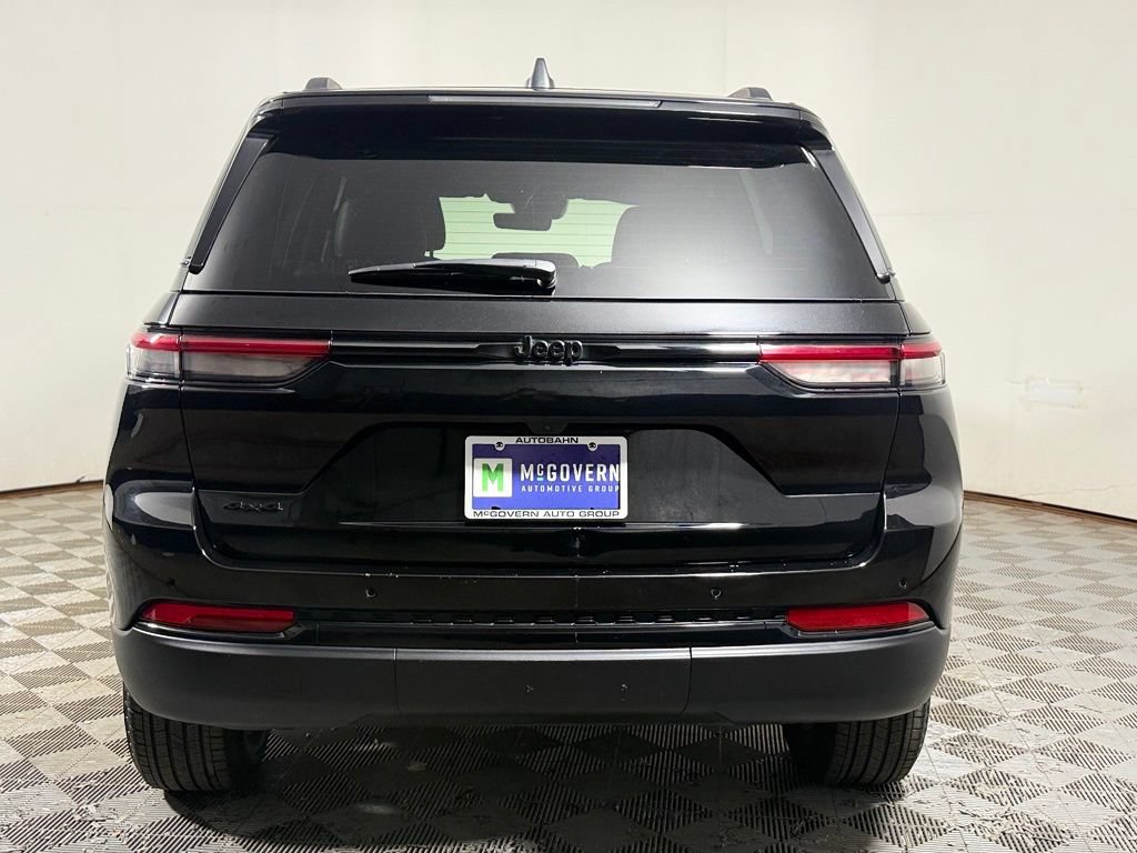 Used 2025 Jeep Grand Cherokee Altitude AWD/4WD image 5