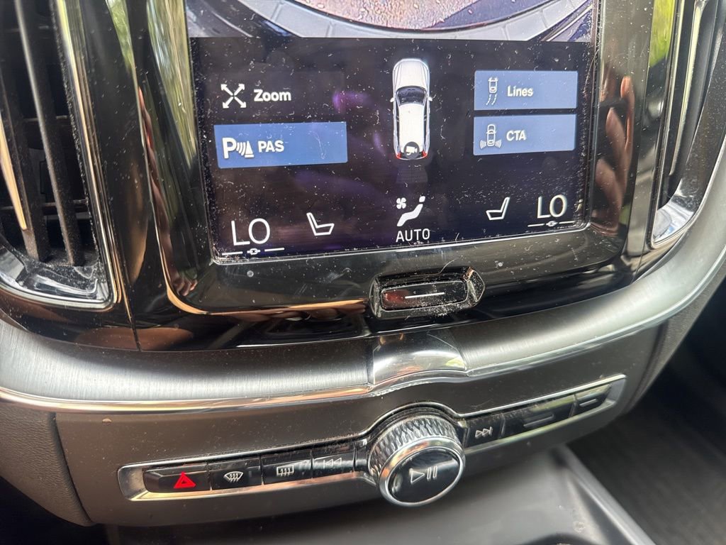 Used 2018 Volvo XC60 T5 Momentum w/ Vision Package image 6