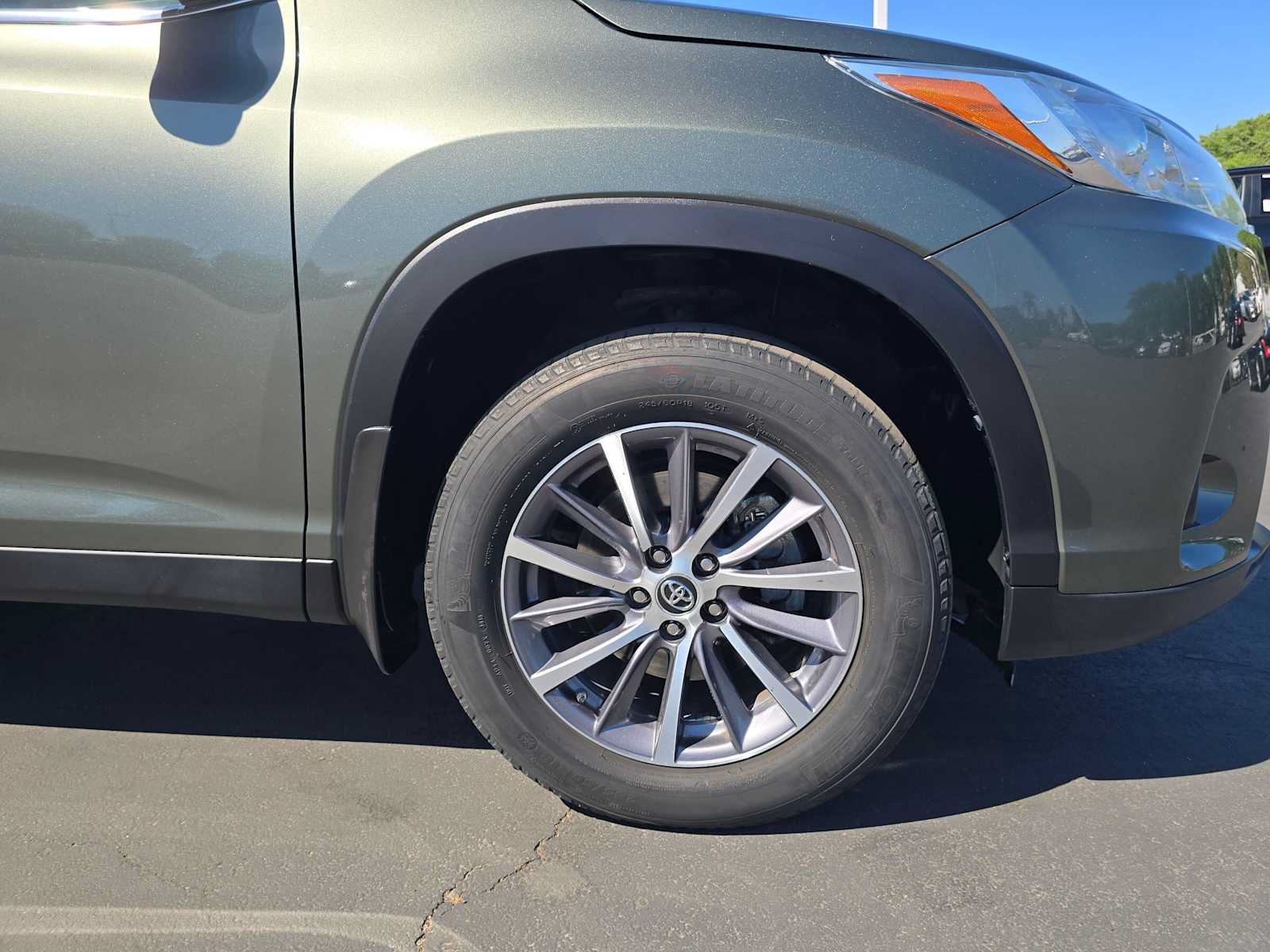 Certified 2019 Toyota Highlander XLE w/ Carpet Mat Package (TMS) AWD/4WD image 9