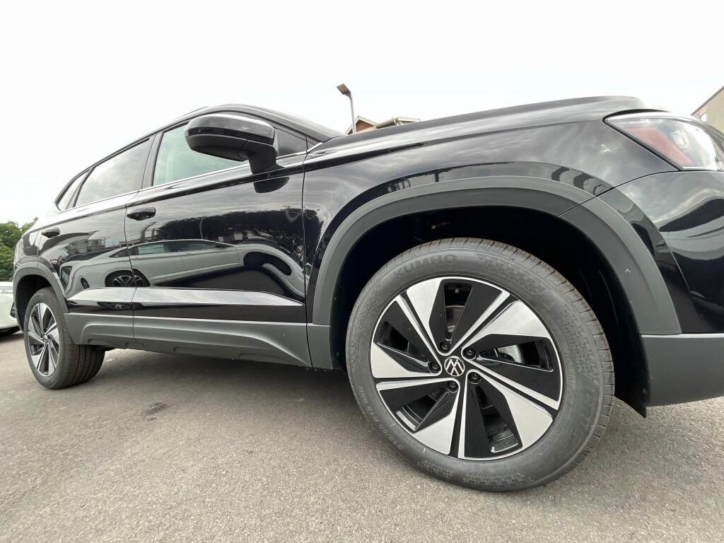 New 2025 Volkswagen Taos SE image 9