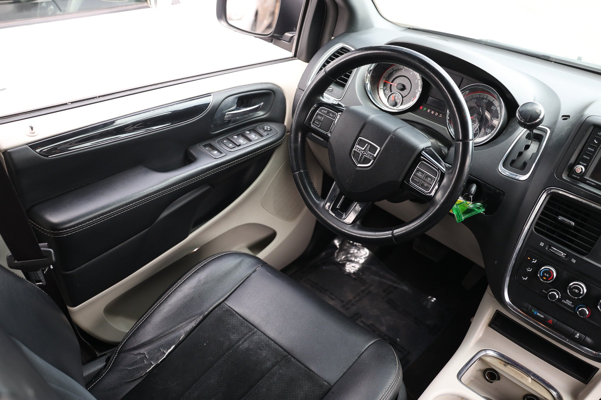 Used 2018 Dodge Grand Caravan SXT FWD image 25