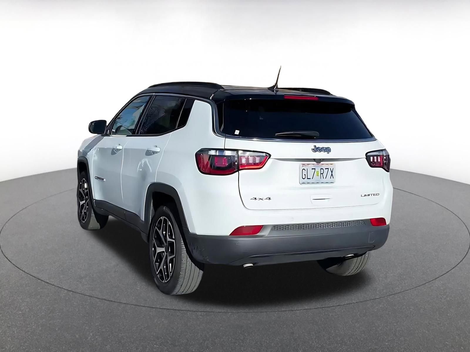 Used 2025 Jeep Compass Limited image 11