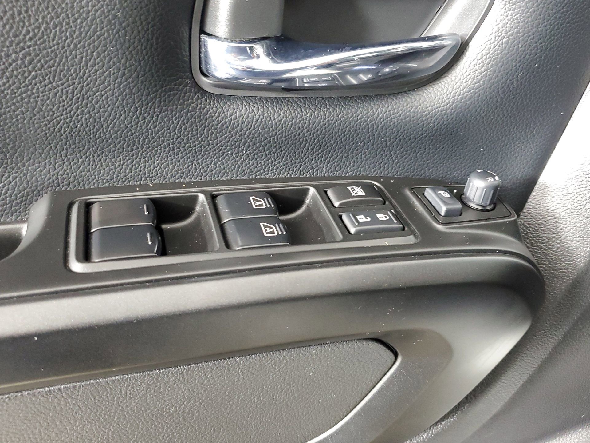 Used 2024 Nissan Titan PRO-4X w/ Pro-4x Convenience Package image 29