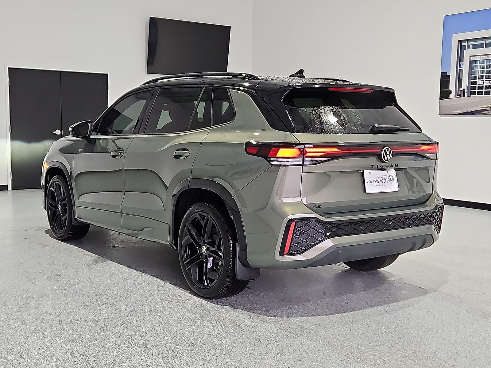 New 2026 Volkswagen Tiguan SE R-Line FWD image 7