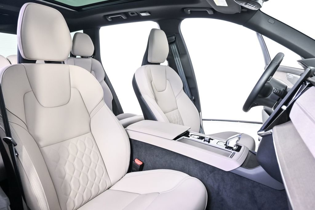 Certified 2025 Volvo XC90 B6 Plus image 26
