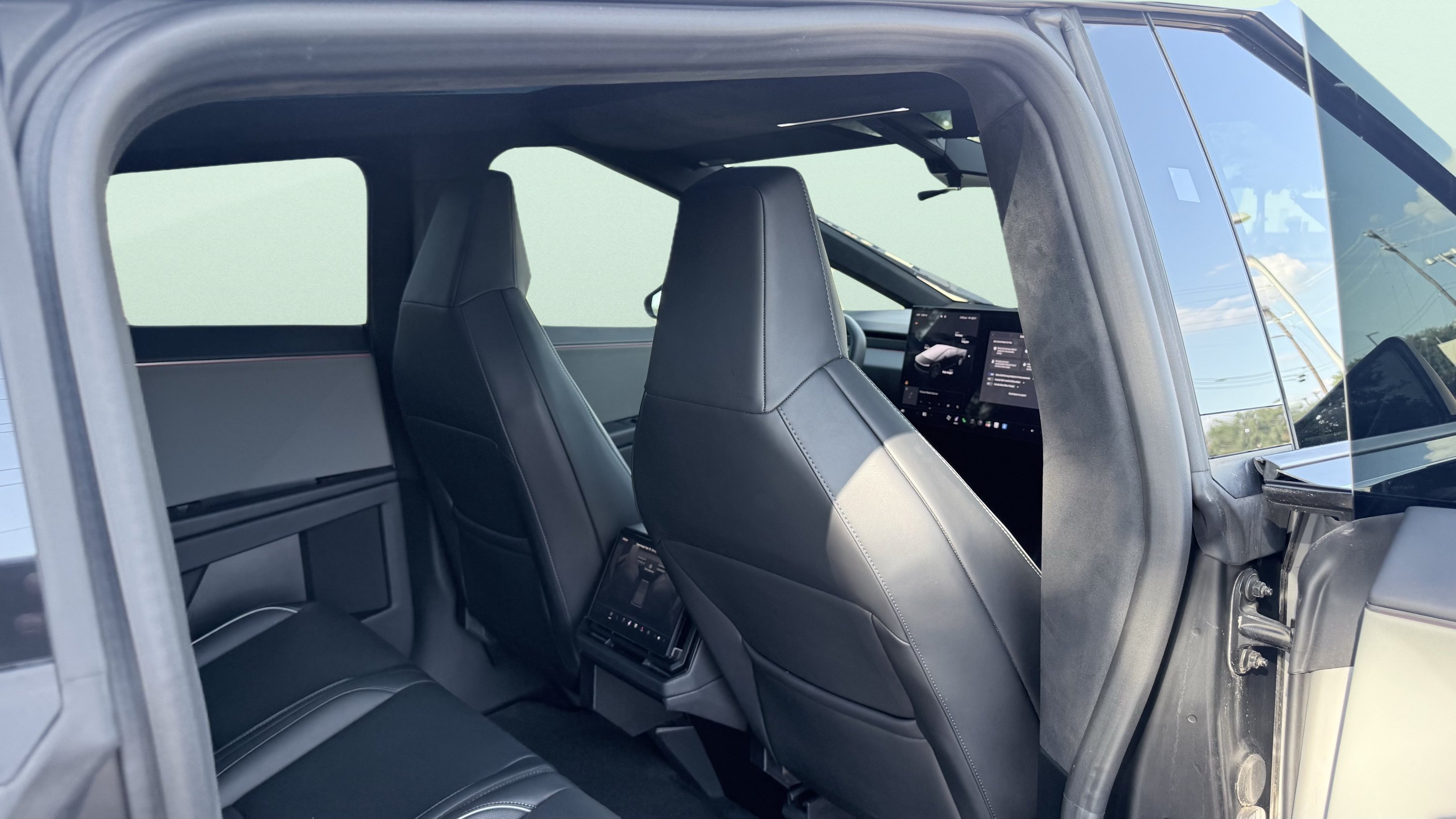 Used 2024 Tesla Cybertruck AWD Crew Cab image 35