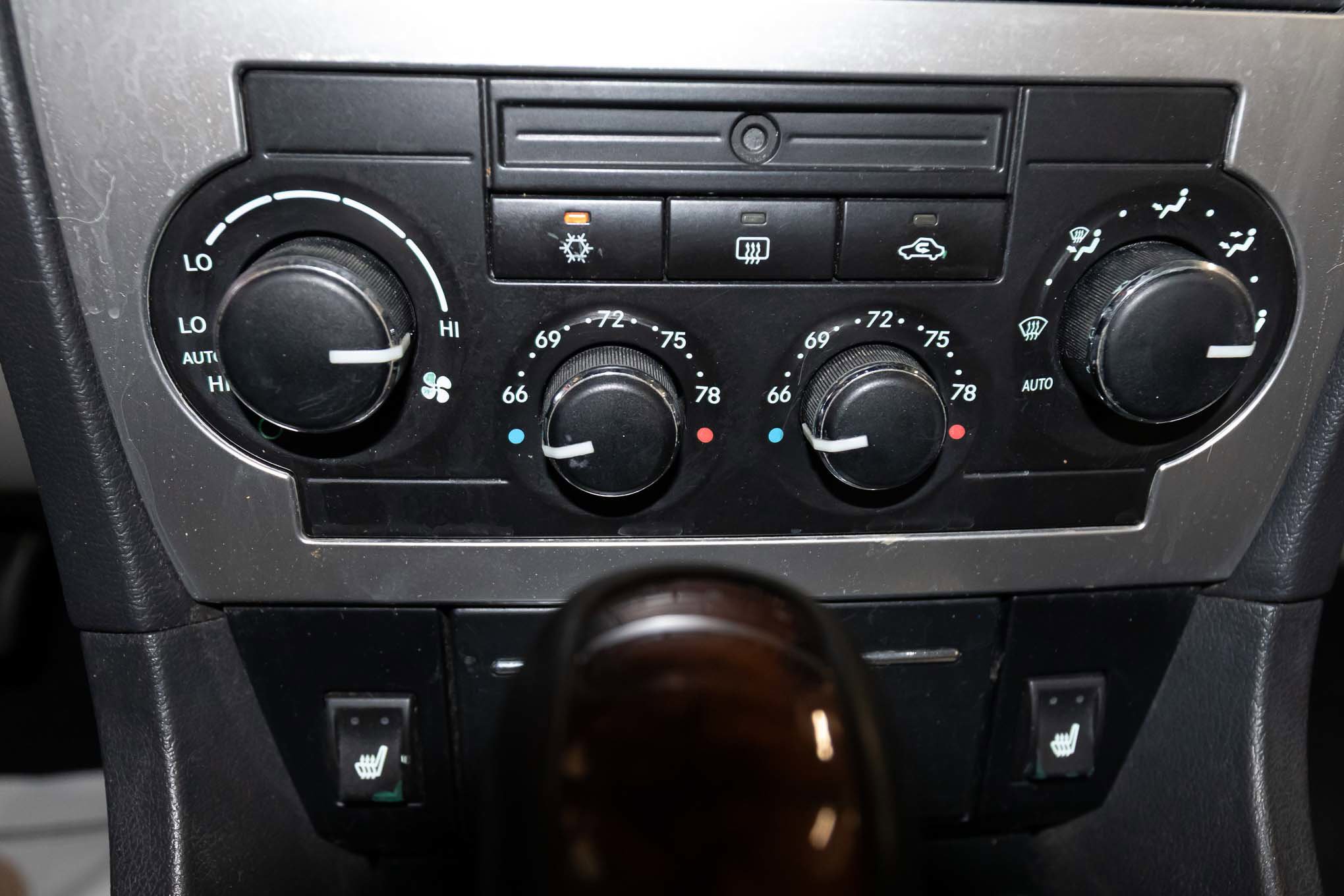 Used 2005 Chrysler 300 C w/ Navigation & Sound Group II RWD image 24