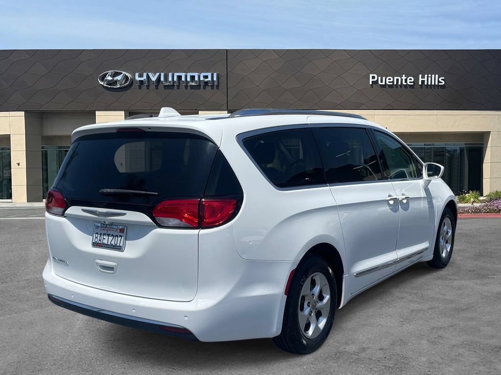 Used 2017 Chrysler Pacifica Touring-L Plus FWD image 4