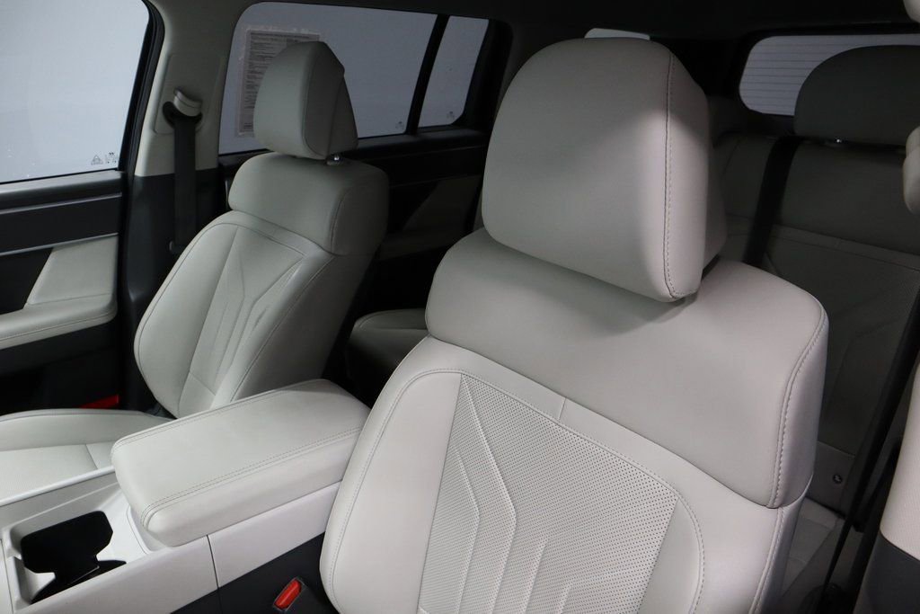 Certified 2025 Hyundai Santa Fe SEL image 24