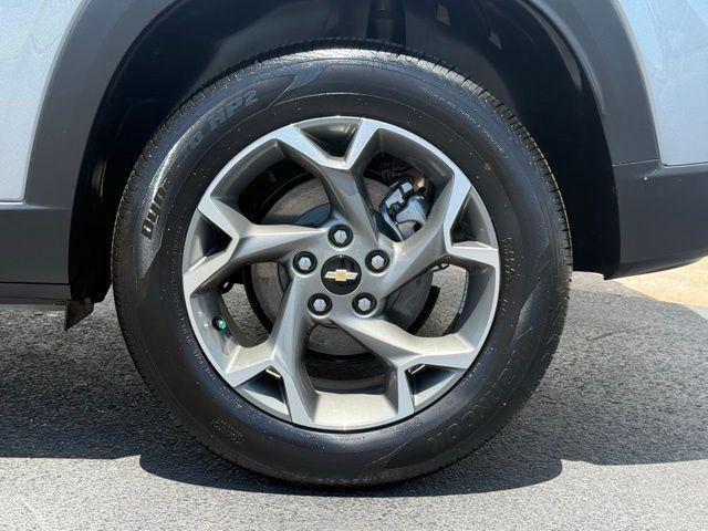 Used 2025 Chevrolet Trax LT w/ Sunroof Package FWD image 15