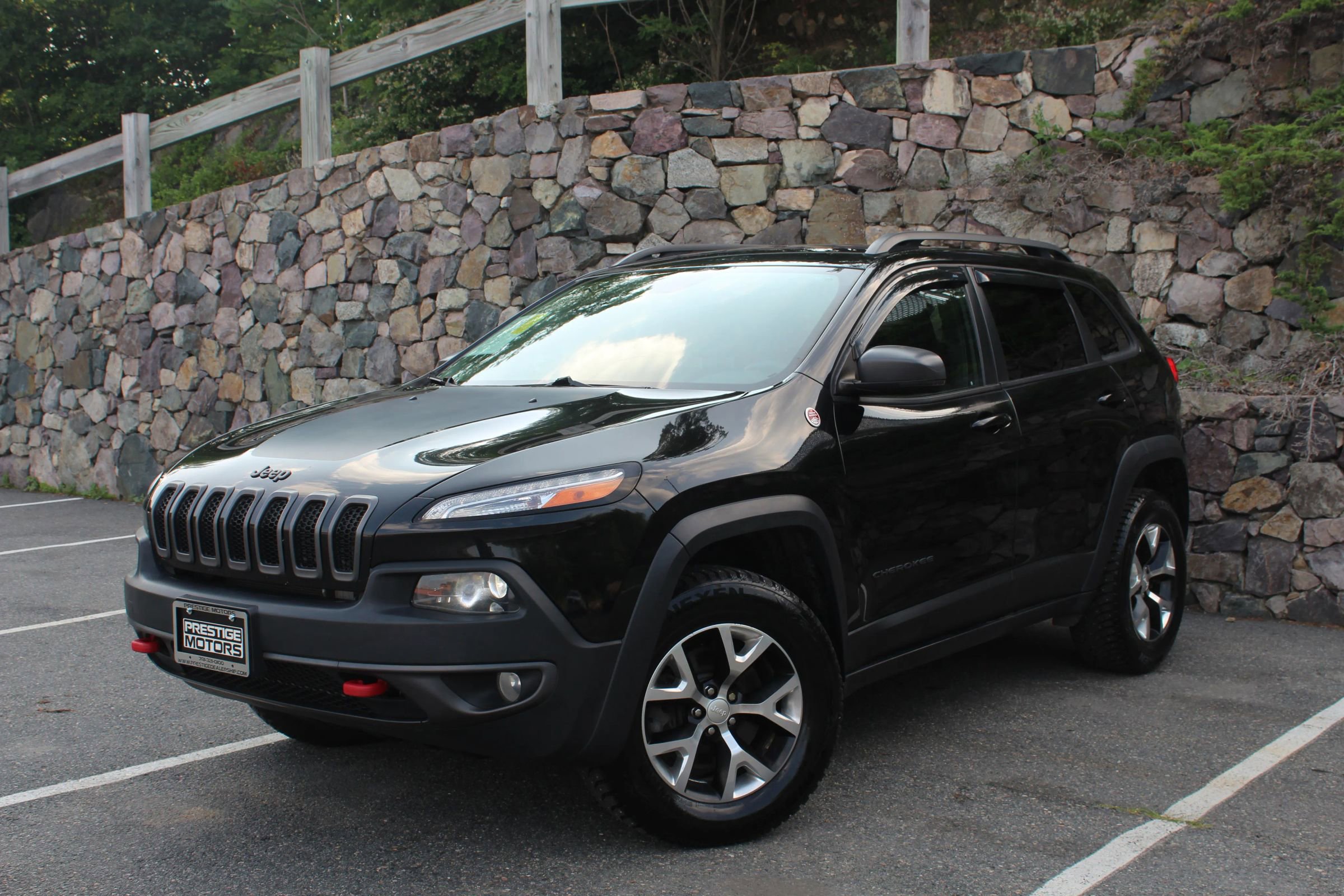 Used 2018 Jeep Cherokee Trailhawk image 2