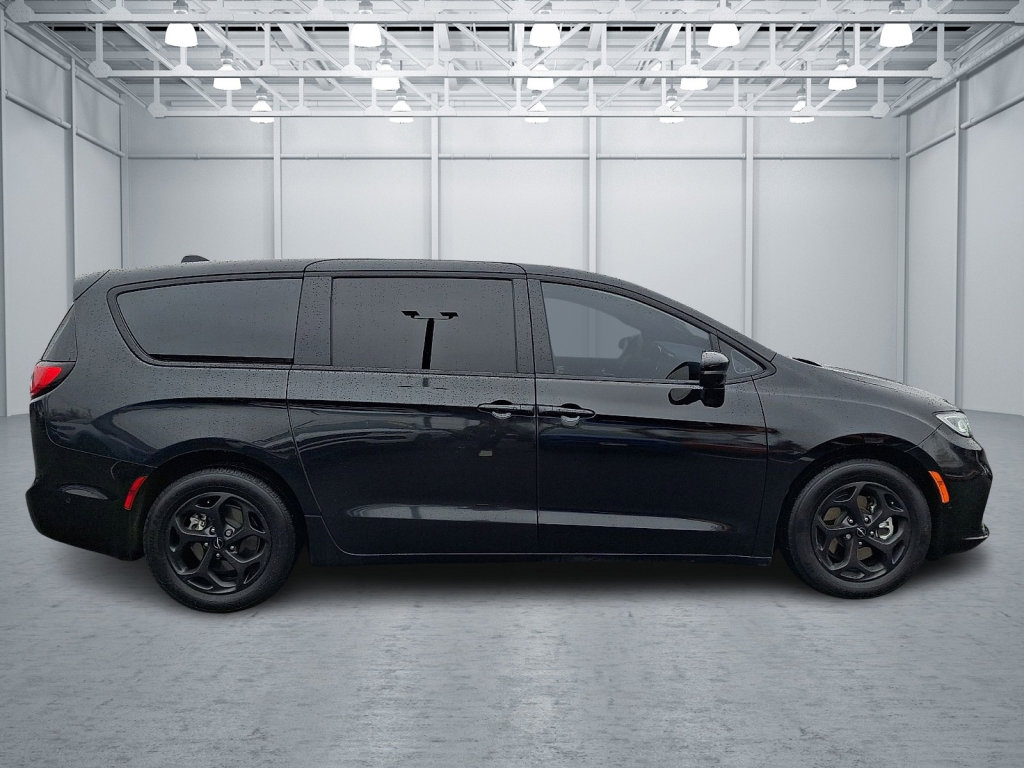 Used 2023 Chrysler Pacifica Limited w/ S Appearance Package image 6