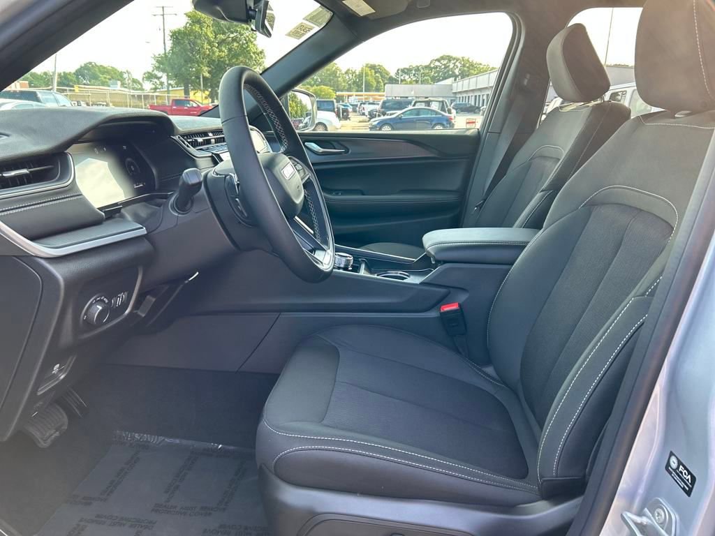 New 2025 Jeep Grand Cherokee Laredo X w/ Luxury Tech Group I image 21