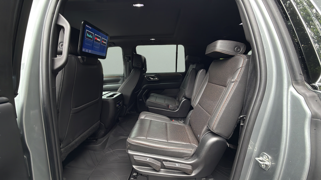 Used 2023 Chevrolet Suburban High Country w/ Premium Package 2 AWD/4WD image 19