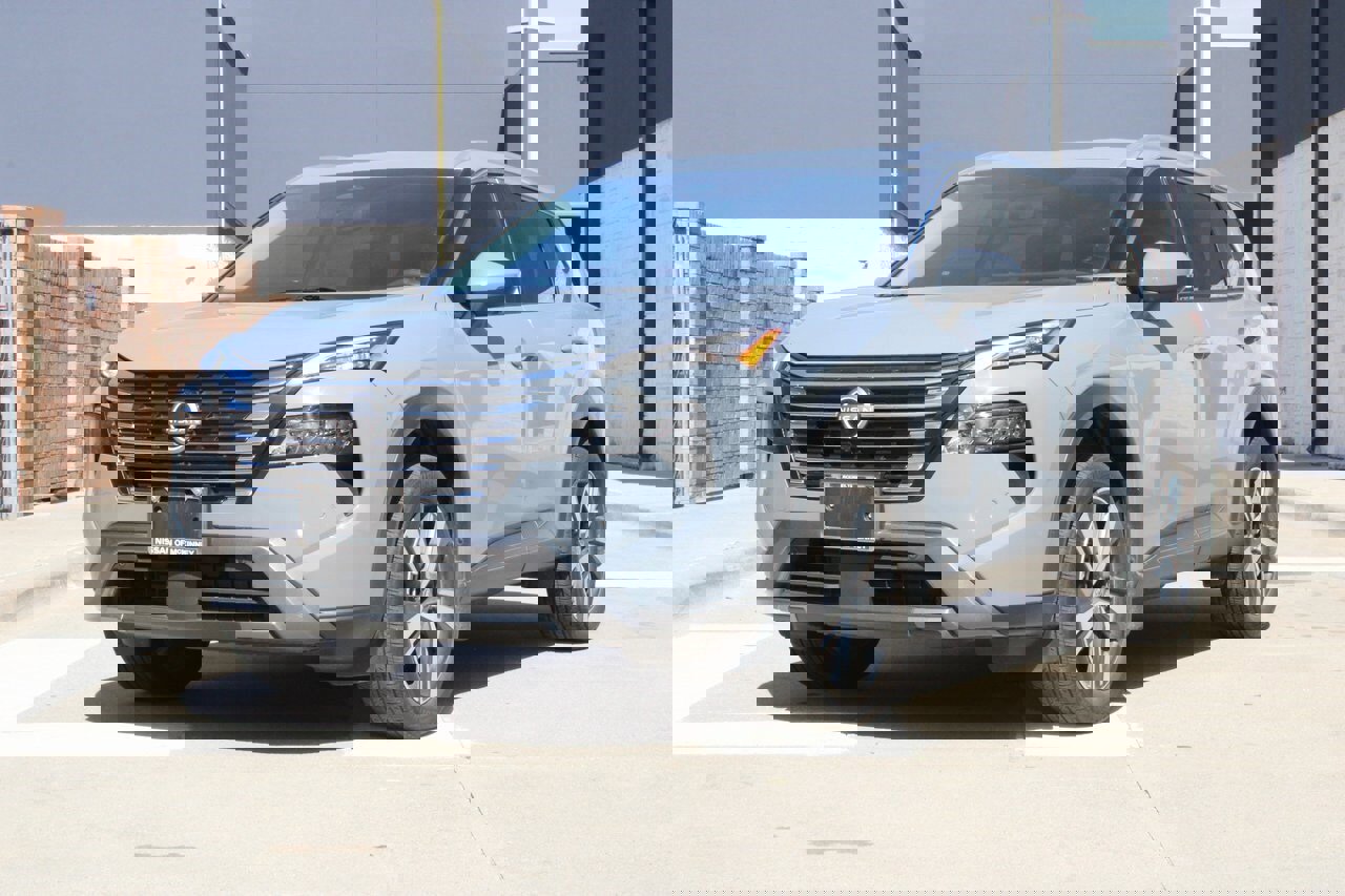 Used 2024 Nissan Rogue SL image 2