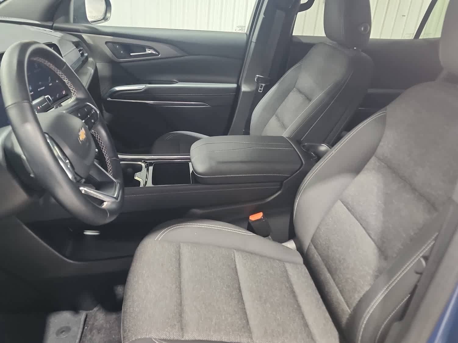 Used 2025 Chevrolet Traverse LT FWD image 21