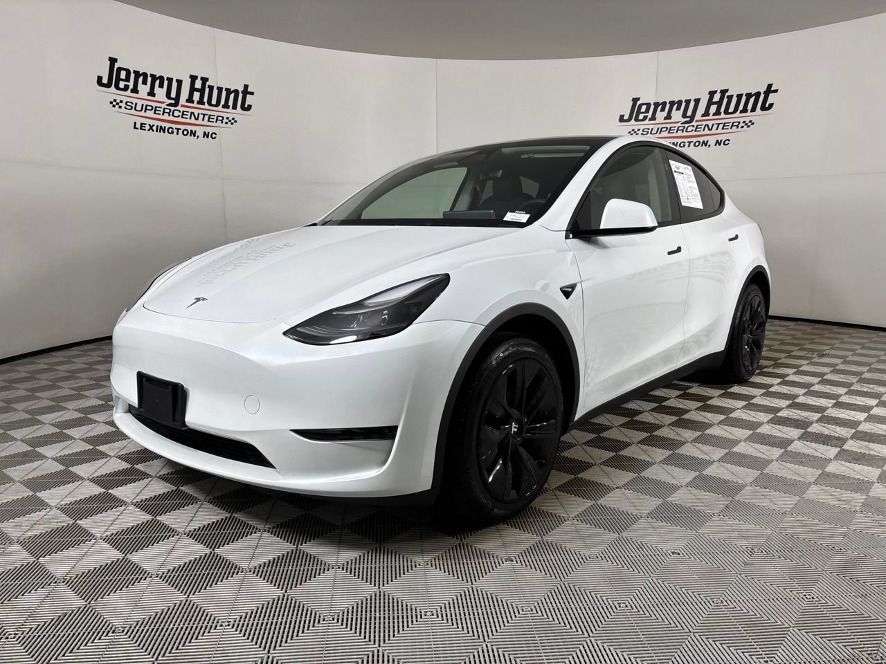Used 2024 Tesla Model Y 2WD image 1