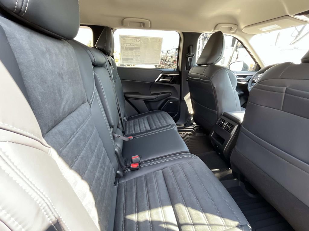 New 2026 Mitsubishi Outlander SE image 14
