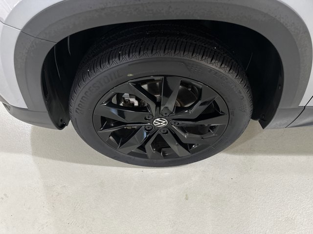 Certified 2023 Volkswagen Taos SE image 11
