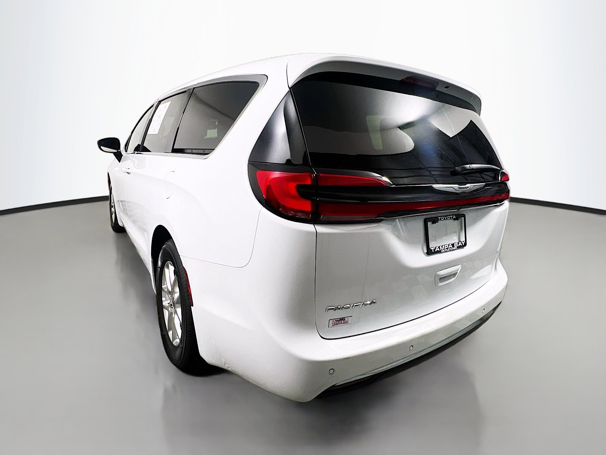 Used 2024 Chrysler Pacifica Touring FWD image 8