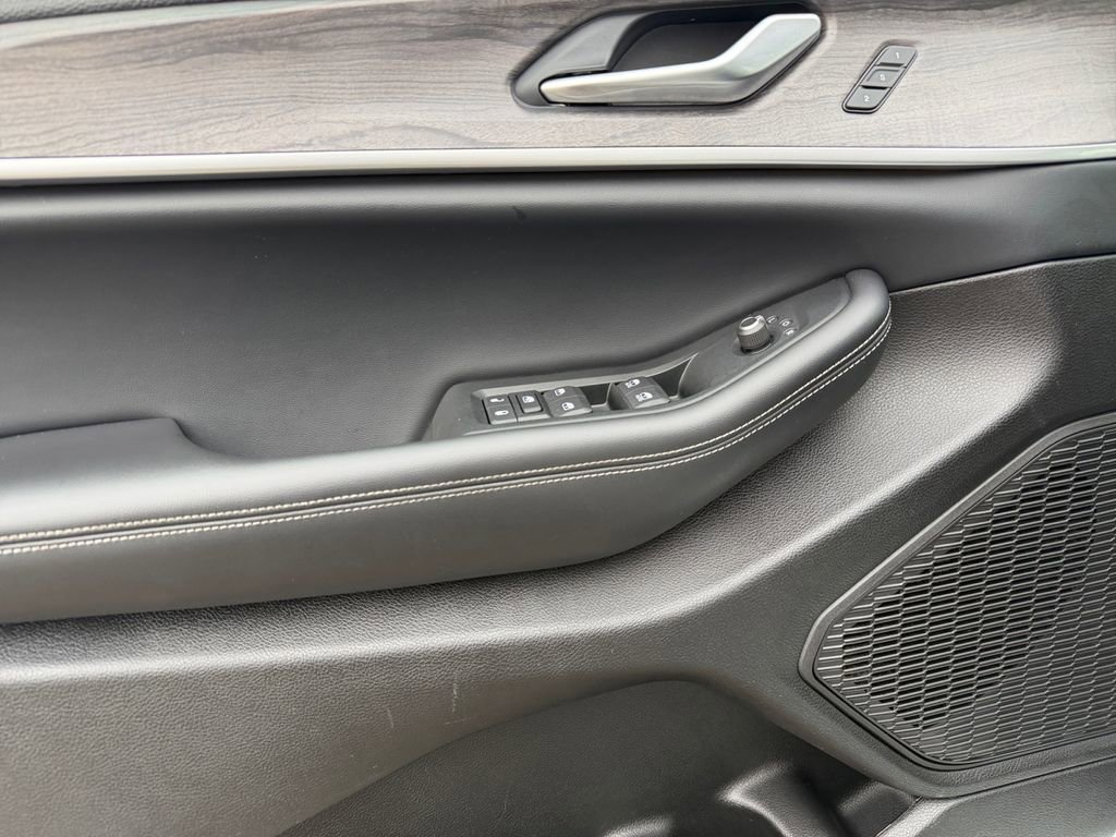 Used 2024 Jeep Grand Cherokee L Limited w/ Luxury Tech Group II image 24