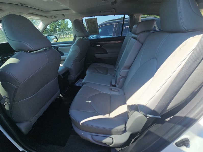 Used 2023 Toyota Highlander Limited FWD image 10
