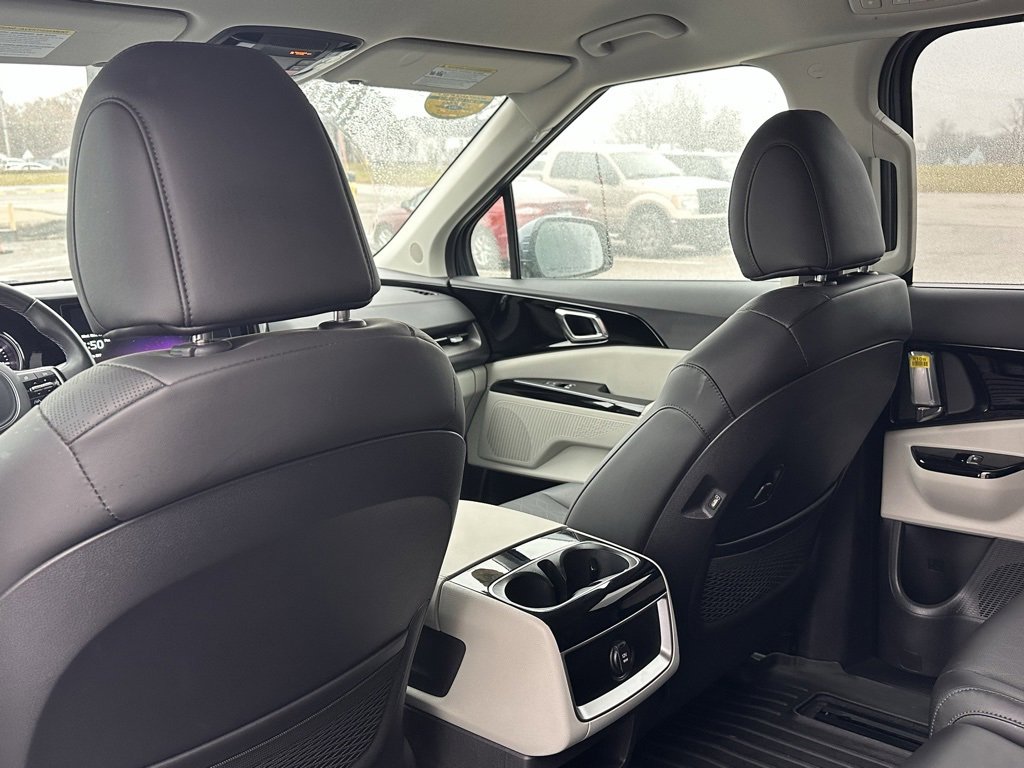 Used 2024 Kia Carnival EX image 12