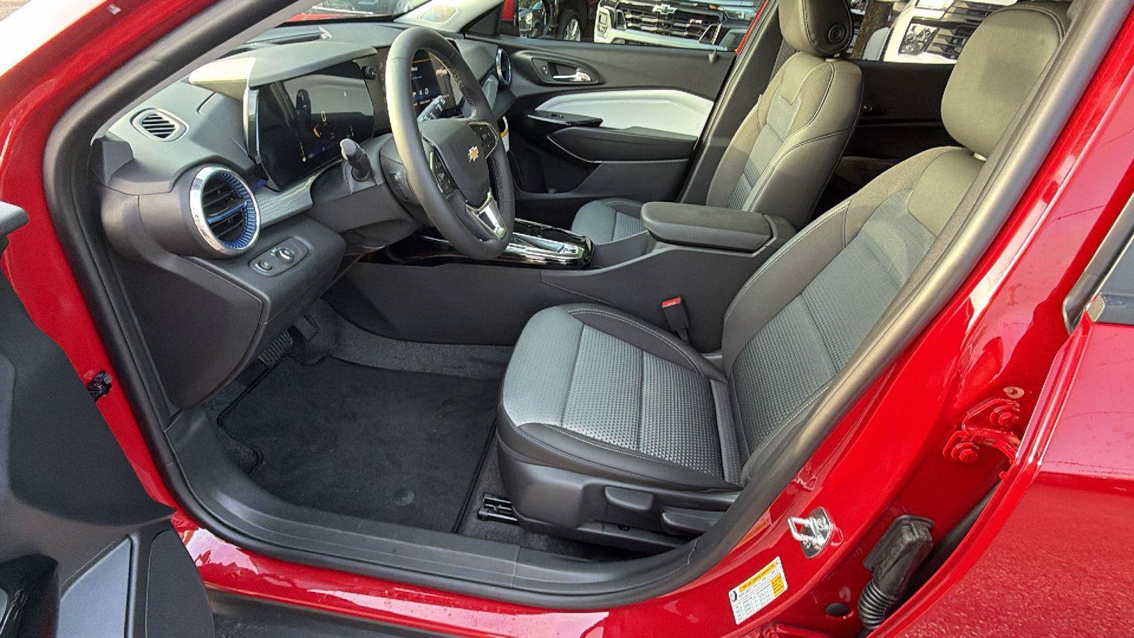 New 2026 Chevrolet Trax LT w/ Sunroof Package FWD image 15