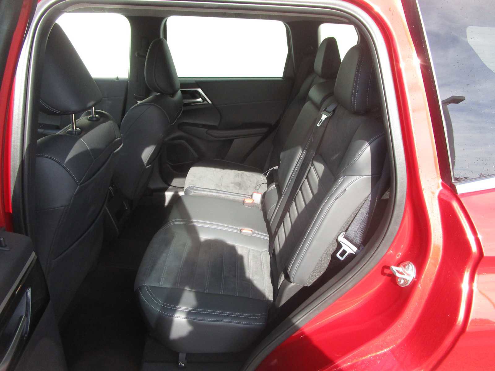 Used 2023 Mitsubishi Outlander SE image 11